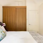 The Garden Poem, 1 Bedroom Near Wimbledon