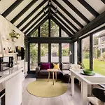 The Garden Poem, 1 Bedroom Near Wimbledon