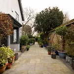 The Garden Poem, 1 Bedroom Near Wimbledon