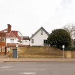 The Garden Poem, 1 Bedroom Near Wimbledon