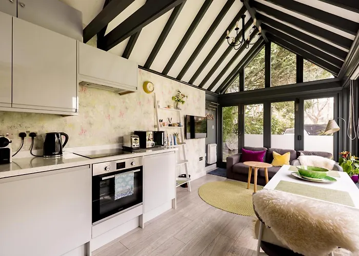 The Garden Poem, 1 Bedroom Near Wimbledon