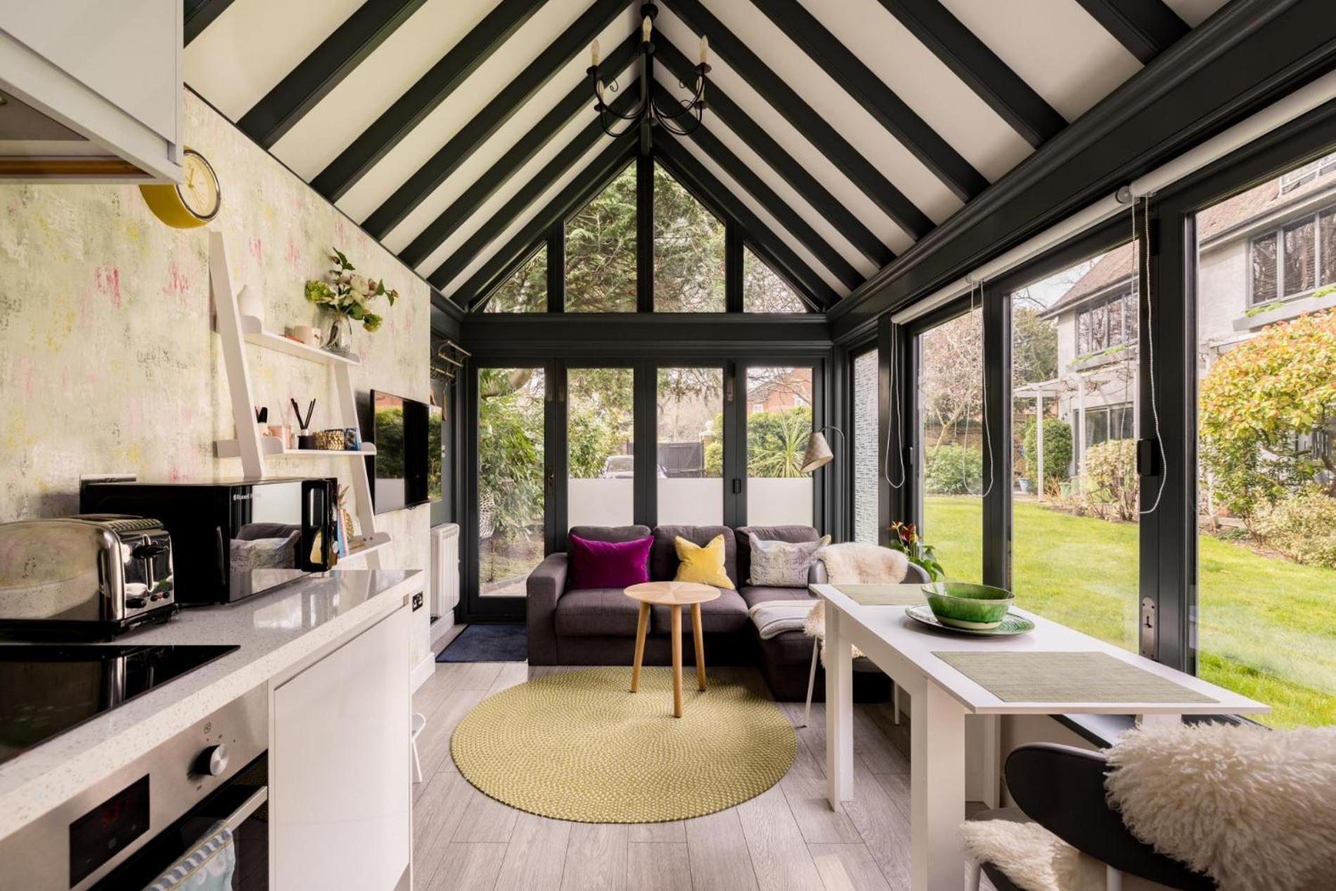 The Garden Poem, 1 Bedroom Near Wimbledon Londra