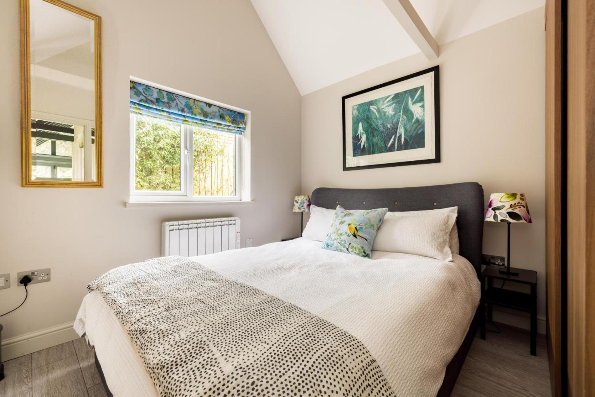 The Garden Poem, 1 Bedroom Near Wimbledon Londra