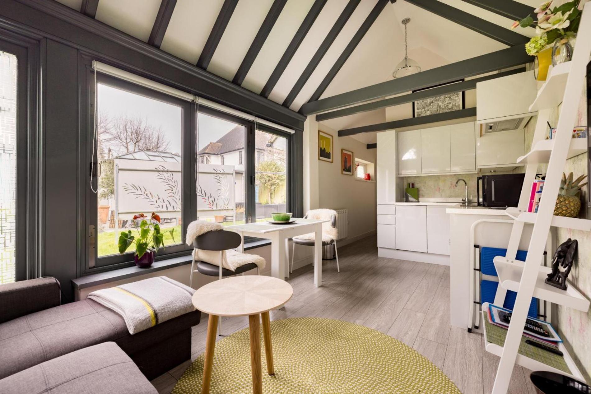 The Garden Poem, 1 Bedroom Near Wimbledon Londra